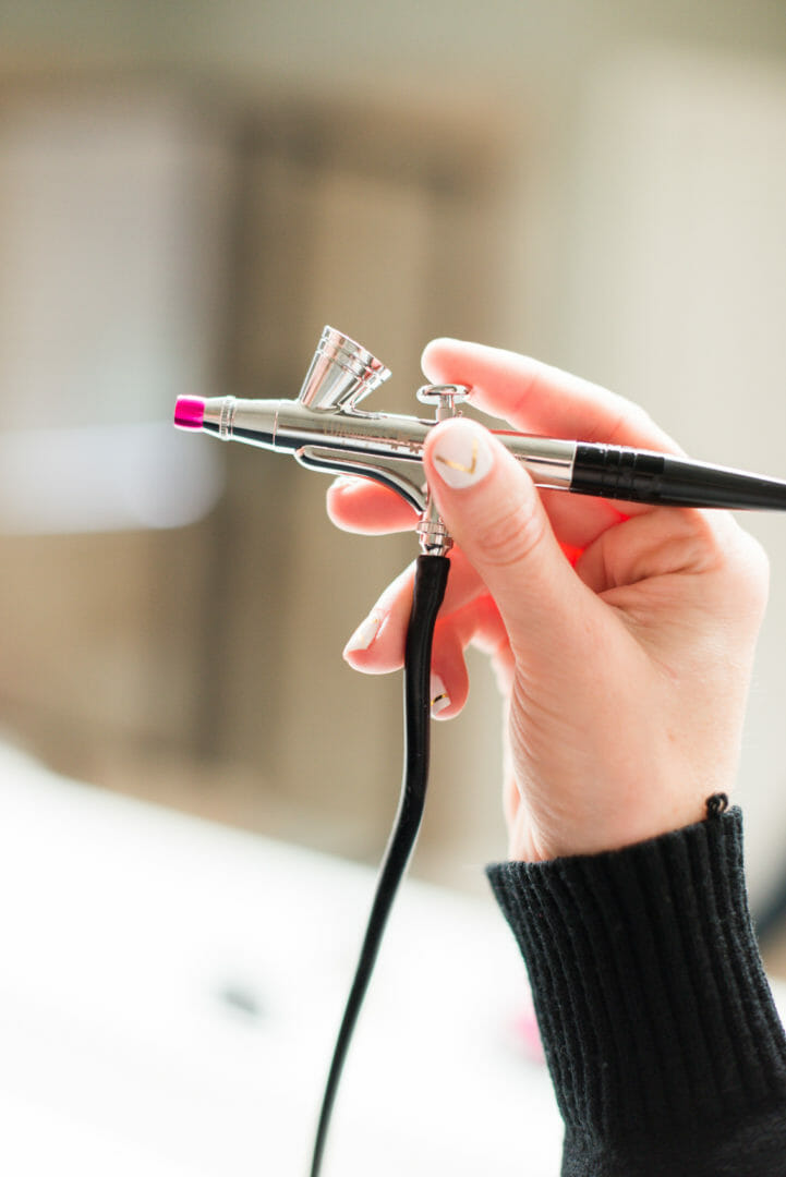 how to hold an airbrush stylist